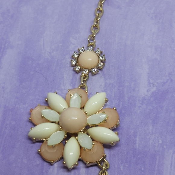 Versona Three Peach Cream Layered Flowers w/ Rhinestone Gold Tone Bib Necklace - Picture 5 of 9